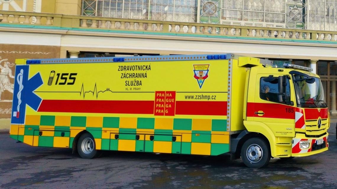 V Sokolově začal hromadný transport pacientů na Vysočinu